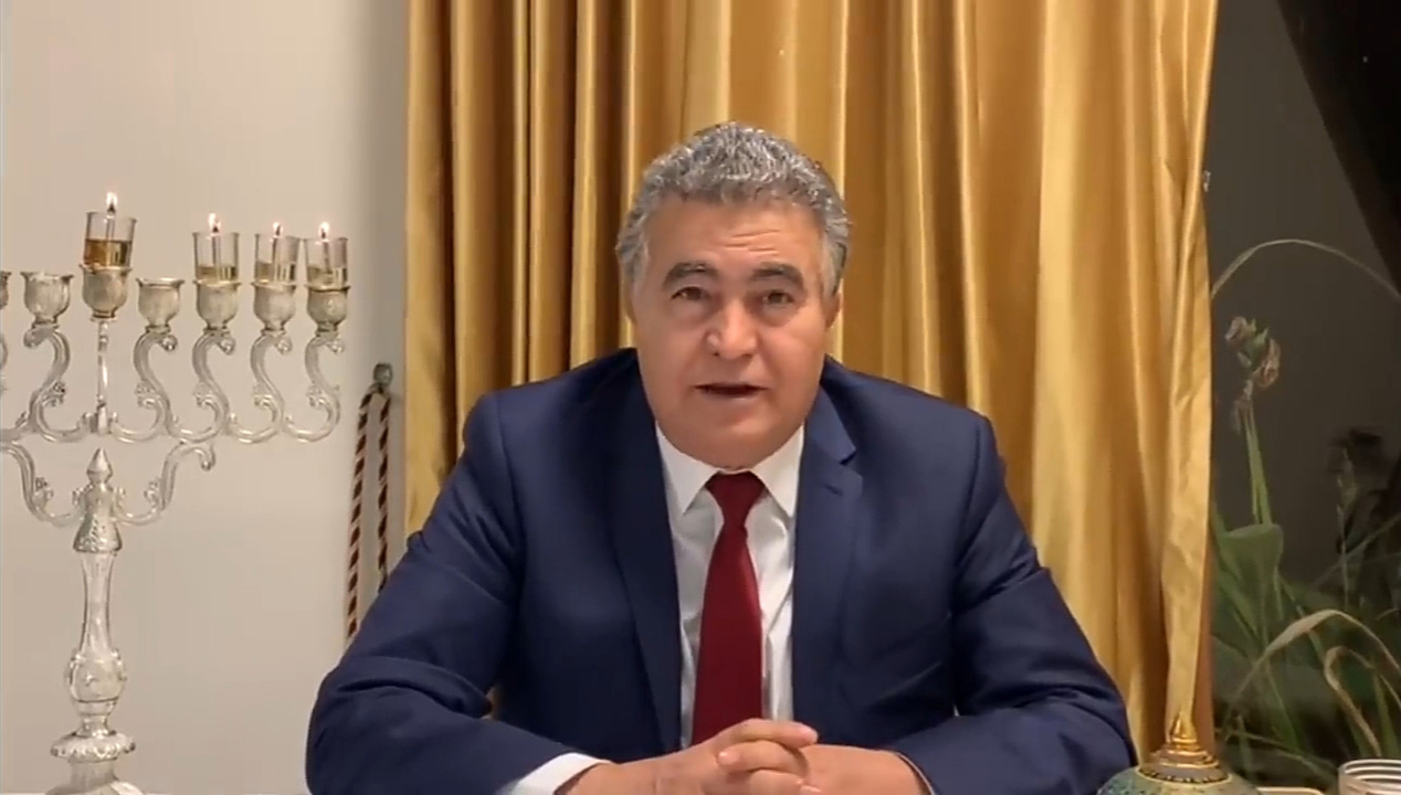 وزير الاقتصاد الإسرائيلي عمير بيرتس يحيي المغاربة بلهجتهم ويعبر عن سعادته