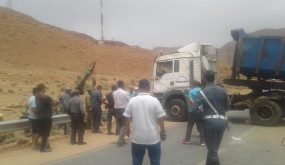 انقلاب شاحنة محملة بالآجور على مقربة من سد الحسن الداخل لم تخلف أضرارا جسيمة شهدت الطريق الوطنية بين الريش والراشيدية رقم 13، صباح اليوم ا