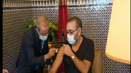 لحظة تلقي الملك محمد السادس جرعة لقاح كورونا