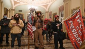 لحظة اقتحام متظاهرين لمبنى الكونغرس