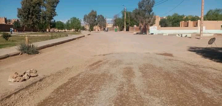 مطالب بتعبيد الطريق المؤدية الى المركز الصحي بتنجداد