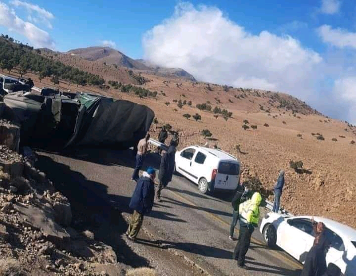 مرة اخرى ..انقلاب شاحنة بمنعرجات تيزي نتلغمت يوقف حركة المرور!