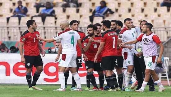 إيقاف وغرامات مالية .. كاف يعلن عقوبات “أحداث” مباراة مصر والمغرب