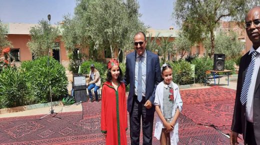 مصطفى الهاشمي يتوج تلميذتين ويقوم بزيارات تفقدية لعدد من المؤسسات التعليمية