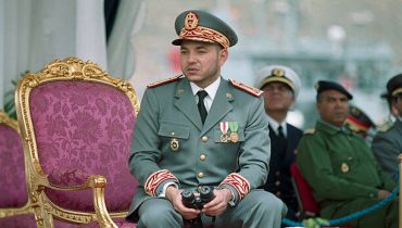 King Mohammed Vi Of Morocco On Military Inspection Tour In The South. Agadir - 10 février 2000 - Le roi MOHAMMED VI DU MAROC sur une base militaire, à l'occasion de la quatrième et dernière journée de sa tournée d'inspection dans le sud du pays : le roi en uniforme, assis dans un fauteuil sur une tribune officielle, regardant une parade, une paire de jumelles dans les mains. (Photo by Jean-Claude Deutsch/Paris Match via Getty Images)