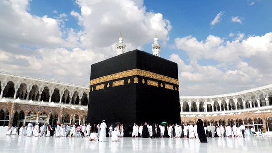 السعودية تسمح لجميع حاملي التأشيرات بأداء مناسك العمرة