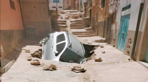 الأرض تبتلع سيارة بشمال أكادير - (صور)