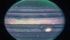 "ناسا" تنشر صورا مذهلة للمشتري.. قمران وقطبان متوهجان