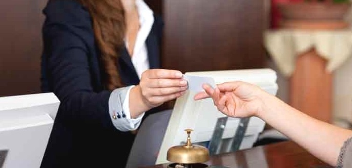 عبد الوافي لفتيت ينفي توجيه تعليمات تمنع النساء من المبيت في فنادق مدن الإقامة