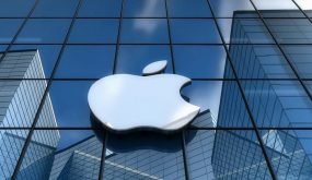 تغريم شركة “أبل” 20 مليون دولار بسبب بيع هواتفها بدون شاحن