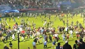 شغب الملاعب بأندونيسيا .. مصرع 127 شخصا