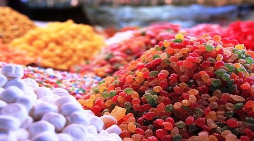 قرار حكومي بفرض ضريبة الاستهلاك على المنتجات المحتوية على السكر