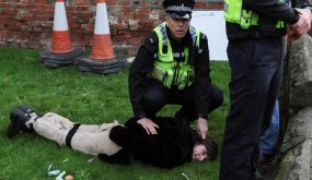 توقيف رجل رشق الملك بالبيض في أحد شوارع “يورك”