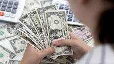 الدولار يتراجع بتباطؤ التضخم في أوروبا
