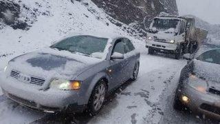 إقليم ميدلت.. الثلوج توقف حركة السير بمحاور طرقية