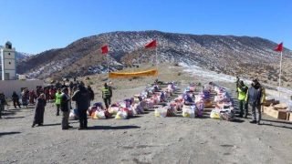 ميدلت.. انطلاق عملية توزيع المساعدات الإنسانية على السكان المتضررين من موجة البرد القارس