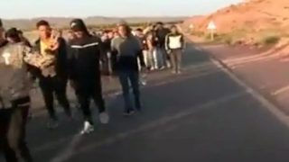 أمازيغ قلعة مكونة يحتجون على التهميش تزامنا مع افتتاح معرض الورد العطري