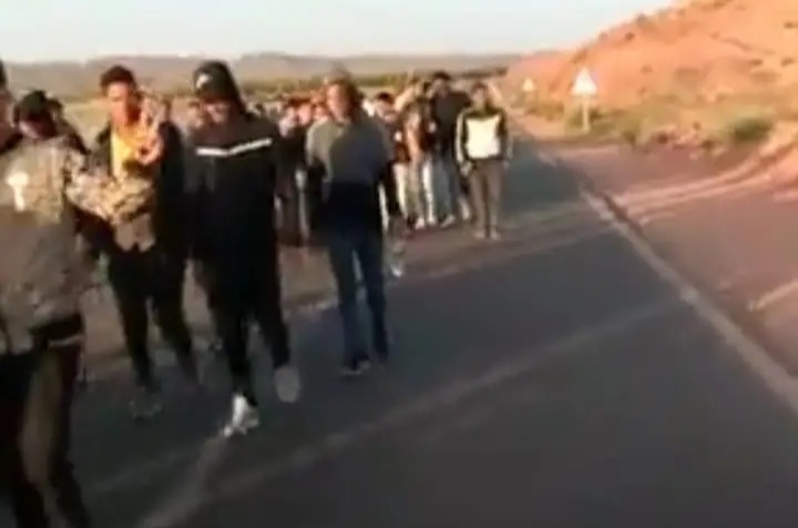 أمازيغ قلعة مكونة يحتجون على التهميش تزامنا مع افتتاح معرض الورد العطري