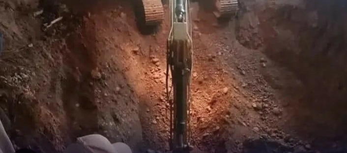 ورززات .. انتشال جثة سائق جرافة انهارت عليه الصخور