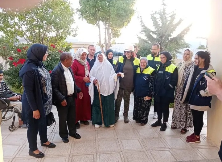 نوال الفيلالي رئيسة جمعية يلاه نتعاونو بطنجة تزور مامة علا نزيلة دار المسنين بميدلت