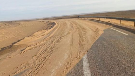 إقليم الرشيدية..زحف الرمال يهدد سلامة مستعملي الطريق