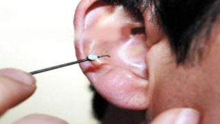 الرشيدية .. نقل تلميذ إلى المستشفى بعد وضعه لناقلة صوت إلكترونية سماعة kit vipفي أذنه