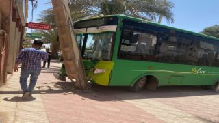 الرشيدية.. اصطدام حافلة للنقل الحضري بعمود كهربائي وسط المدينة