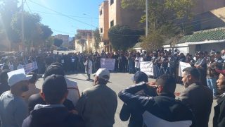 أسرة التعليم تلتئم بجميع فئاتهاوتجسد وقفة احتجاجية أمام مديرية ميدلت