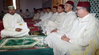 الريش .. حفل ديني مهيب بالمسجد العتيق بقصر سيدي حمزة وهبة ملكية لأعضاء الزاوية الحمزوية