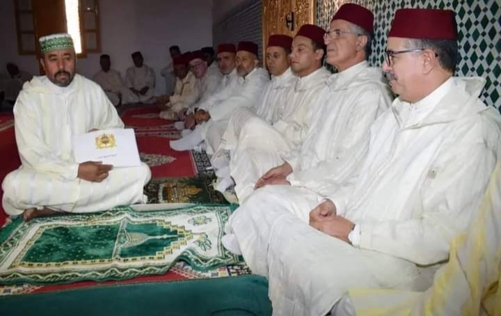 الريش .. حفل ديني مهيب بالمسجد العتيق بقصر سيدي حمزة وهبة ملكية لأعضاء الزاوية الحمزوية