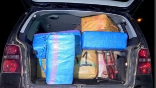 الريش .. عناصر الدرك الملكي توقف سيارة نفعية محملة بالمخدرات