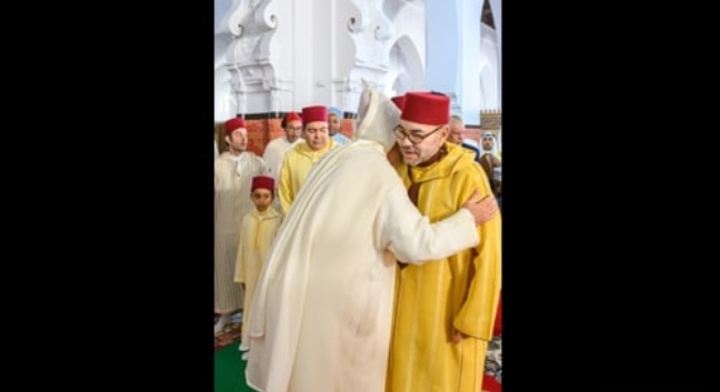 أمير المؤمنين يؤدي صلاة عيد الفطر بالمسجد المحمدي بالدار البيضاء ويتقبل التهاني بهذه المناسبة السعيدة  ,