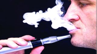 المغرب .. ازدهار تجارة السجائر الإلكترونية وفراغ قانوني يسود القطاع