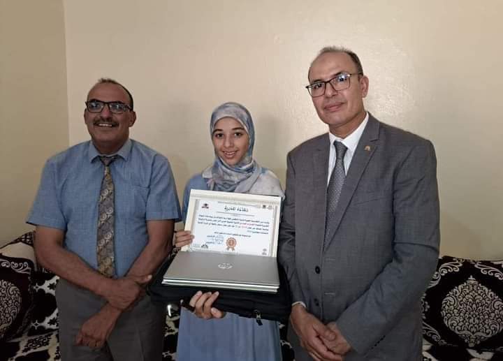 الرشيدية .. مدير الأكاديمية الجهوية يهنأ التلميذة نور الهدى الخياري لحصولها  على أعلى معدل بالجهة