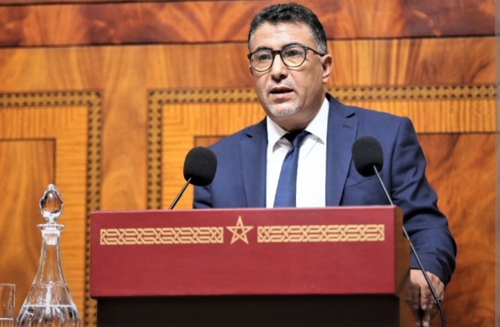 رشيد حموني يؤكد على أن المادة 152 من القانون الداخلي لمجلس النواب تكفل للنواب حق تناول الكلمة