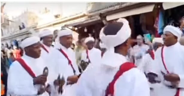 مجموعة گناوة واد تودغى تلهم الحضور في افتتاح مهرجان الصويرة