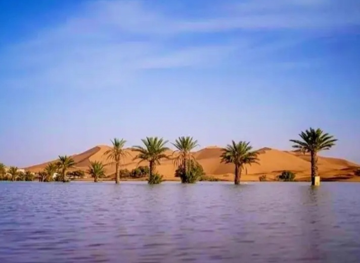 مرزوكة .. مياه البحيرات تعكس بهاء الكثبان الرملية