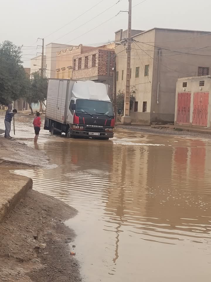 تنجداد .. البركة المائية بين تنجداد وأرفود تُعكر صفو حركة السير وتعرقل السياحة