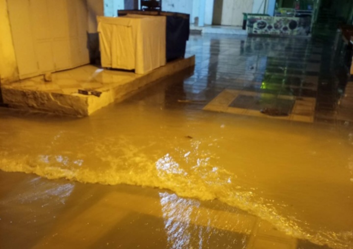 غرق رحبة التمور بالرشيدية يسلط الضوء على غياب بنية تصريف مياه الأمطار في السوق اليومي