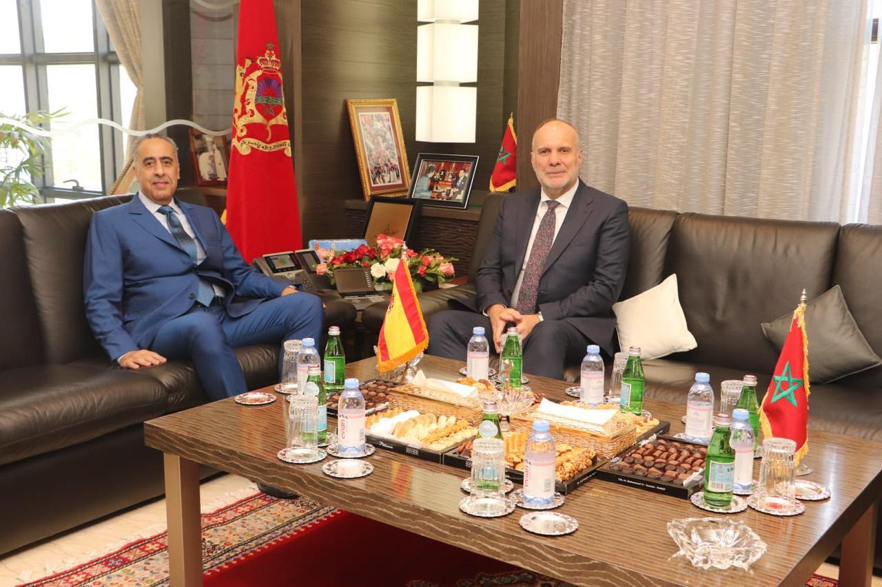 تعزيز التعاون الأمني المغربي الإسباني: عبد اللطيف حموشي يستقبل رئيس الاستعلامات بالحرس المدني الإسباني”