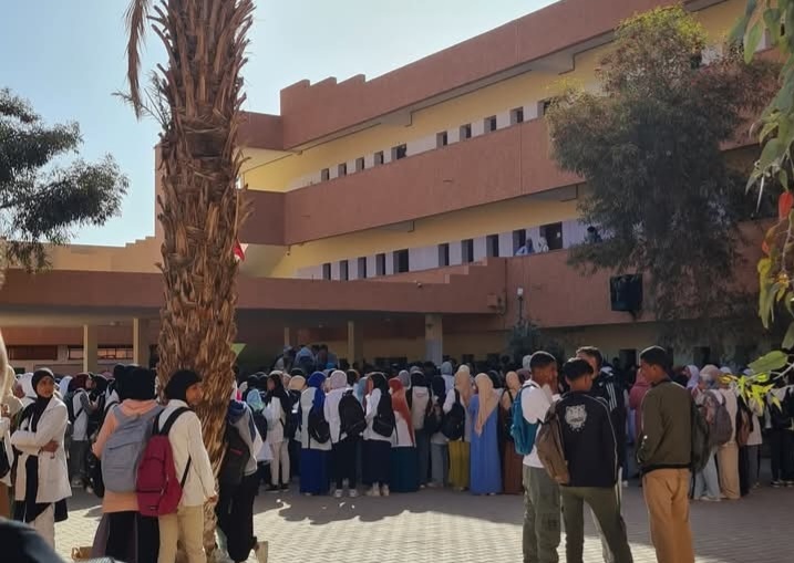 الرشيدية .. تلاميذ ثانوية الحسن الأول بأوفوس يساندون القضية الفلسطينية في وقفة تضامنية