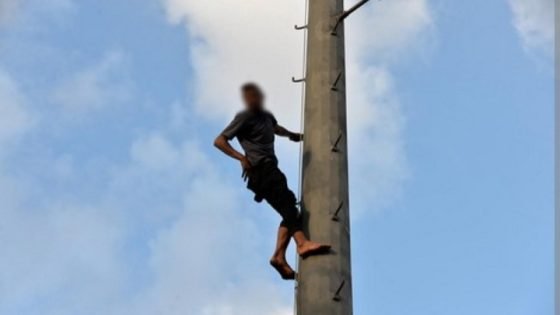 الرشيدية .. استنفار أمني بعد محاولة شاب الانتحار بتسلق عمود كهربائي وسط المدينة