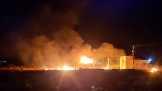 حريق شاحنة بتكرنا يفضح غياب الوقاية المدنية بألنيف.. السكان يدقّون ناقوس الخطر