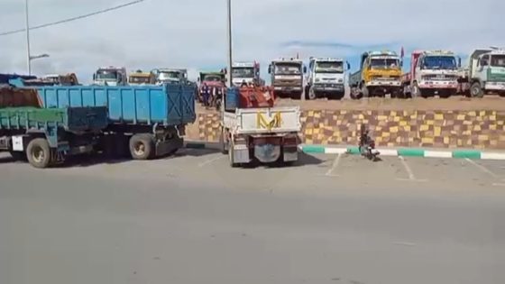 الريش .. أرباب شاحنات نقل مواد البناء يحتجون ضد ما يعتبرونه “ظلمًا وحگرة”