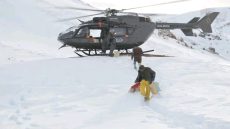 ميدلت ..مروحية تفك الحصار عن رحل معزولين بالمرتفعات وسط موجة برد قاسية