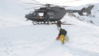 ميدلت ..مروحية تفك الحصار عن رحل معزولين بالمرتفعات وسط موجة برد قاسية