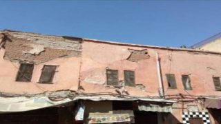 مواطنة من تمتتوشت بآيت هاني تستغيث بعد تهديد الأمطار بانهيار منزلها الطيني