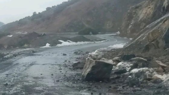 انهيارات صخرية خطيرة تهدد سلامة مستعملي الطريق بين إملشيل وأغبالة