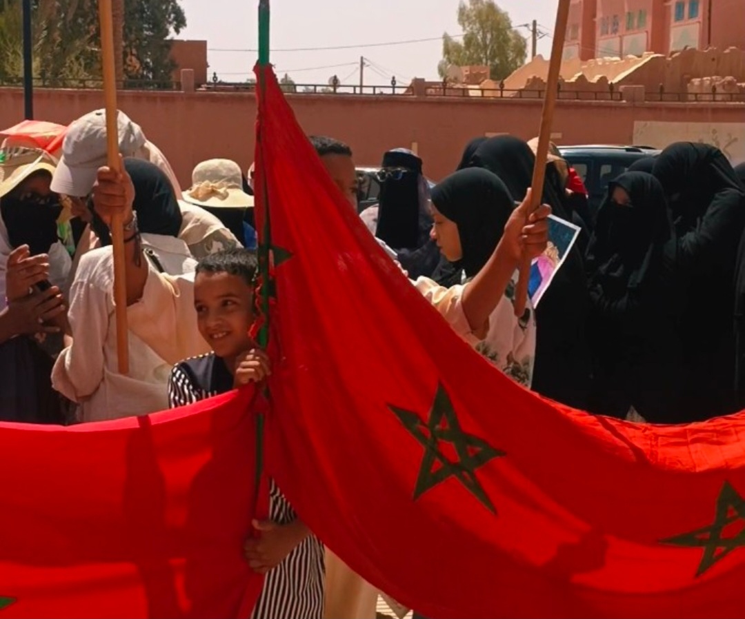 أرفود ..لليوم الثاني.. نساء فم الحمر يواصلن الاحتجاج ويرددن: “الجماعة ها هي والرئيس فين هو؟”