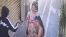 سرقة قلادة ذهبية من عنق امرأة بدرب السلطان.. وكاميرات المراقبة قد تقود إلى المشتبه فيه